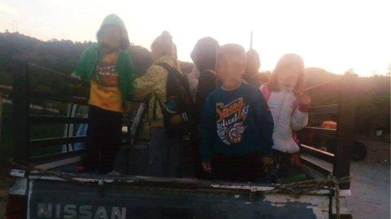 Αιτωλοακαρνανία: Μικροί μαθητές στοιβάζονται σε καρότσα για να πάνε σχολείο