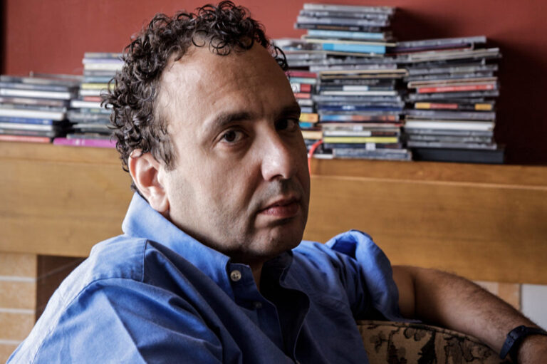 Χρήστος Χωμενίδης: «Φοβάμαι τους ανθρώπους που με καταλερωμένη τη φωλιά ψάχνουν λεκέδες στη δική σου»