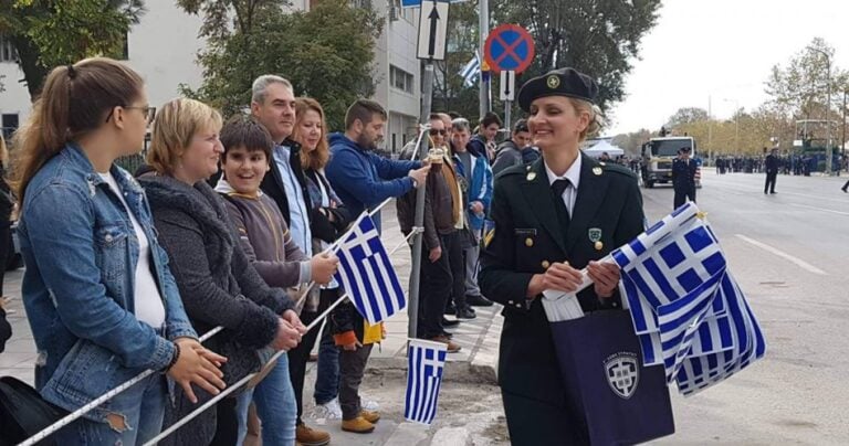 Χιλιάδες δωρεάν ελληνικές σημαίες μοίρασε το προσωπικό του Στρατού στα παιδιά