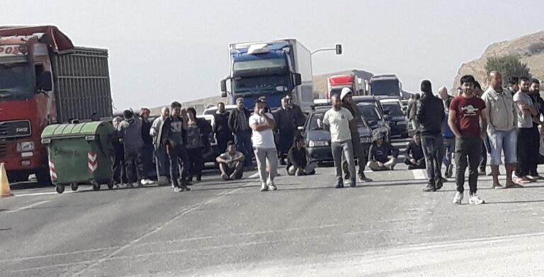 Μετανάστες έκλεισαν το δρόμο στην εθνική οδό Λάρισας Τρικάλων