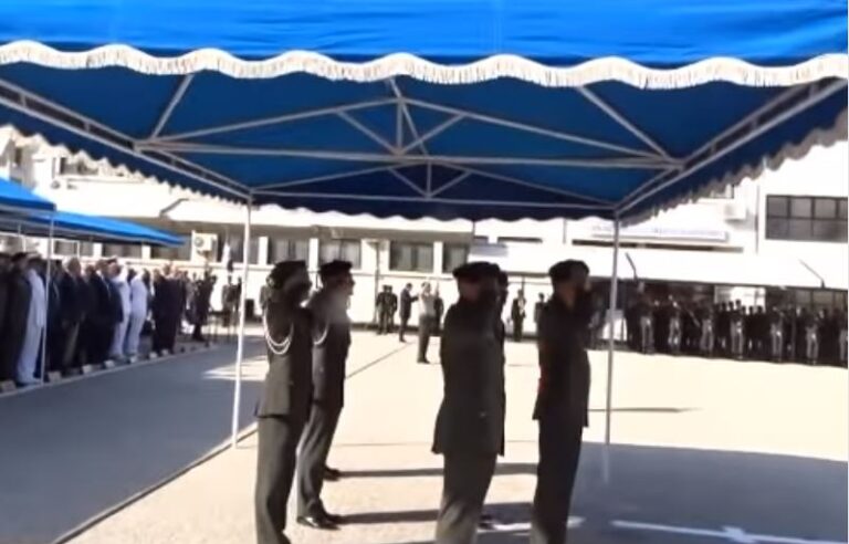 Οι Αυριανοί Υπαξιωματικοί, Σπουδαστές της ΣΜΥ ψάλλουν τον Εθνικό ύμνο και σείεται ο τόπος