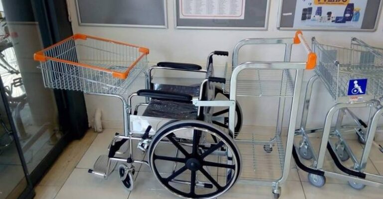 O Σκλαβενίτης τοποθέτησε ειδικά καρότσια για τους ΑμεΑ ώστε να κάνουν τις αγορές τους εύκολα