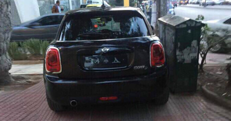 Επίσκοπος με μίνι κούπερ πάρκαρε σε διάβαση τυφλών στα Πατήσια