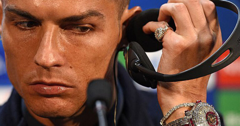 O Κριστιάνο Ρονάλντο εμφανίστηκε σε συνέντευξη Τύπου με ρολόι αξίας 2 εκατομμυρίων ευρώ