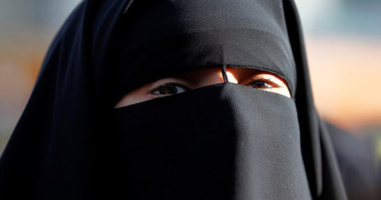 O ΟΗΕ ανακήρυξε παράνομη την απαγόρευση του νικάμπ στην Γαλλία