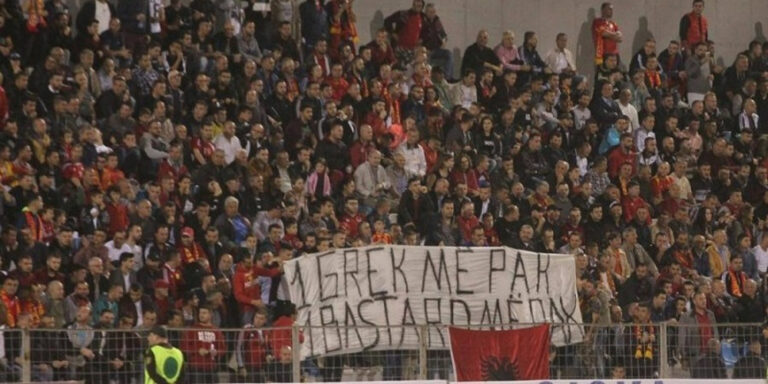 Προσβλητικό πανό από Αλβανούς: «Ένας Έλληνας νεκρός, ένας μπάσταρδος λιγότερος»