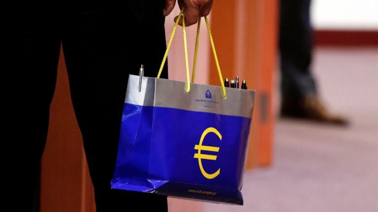 Αυξήθηκε το χρέος της Ελλάδας στα 323,3 δισεκατομμύρια ευρώ