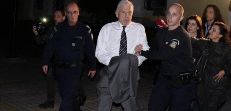 Φανερά σοκαρισμένος στο δρόμο για τη φυλακή ο Γιάννος Παπαντωνίου