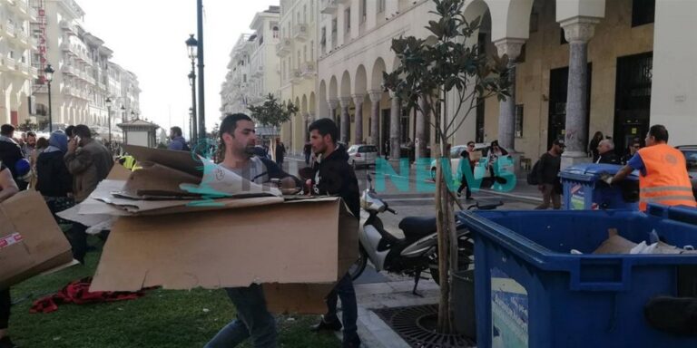 Θεσσαλονίκη: Οι μετανάστες καθάρισαν την πλατεία Αριστοτέλους πριν φύγουν