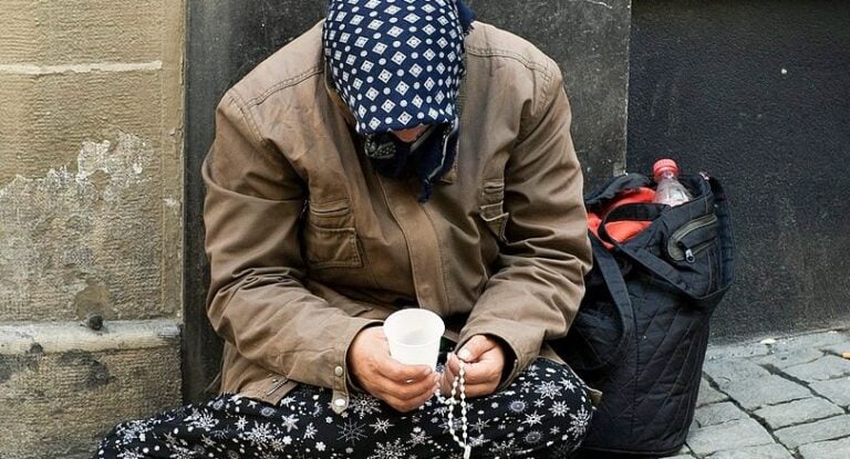 Η Ουγγαρία μετά τους μετανάστες διώχνει και τους άστεγους