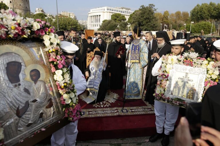 Θεσσαλονίκη: Κοσμοσυρροή στην περιφορά για τον Τίμιο Σταυρό