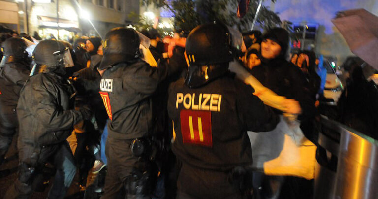 Διαδηλωτές βγήκαν στους δρόμους της Γερμανίας για τον ομαδικό βιασμό 18χρονης από Σύριους πρόσφυγες