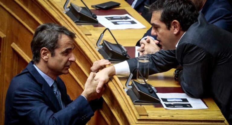 Τσίπρας και Μητσοτάκης σε μια ανθρώπινη στιγμή στη Βουλή