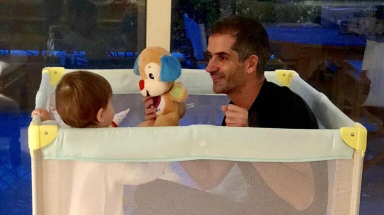 Η τρυφερή φωτογραφία του Κώστα Μπακογιάννη με τον γιο του