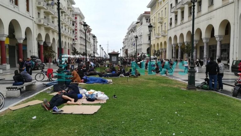 Θεσσαλονική: Πρόσφυγες κατασκήνωσαν στην πλατεία Αριστοτέλους