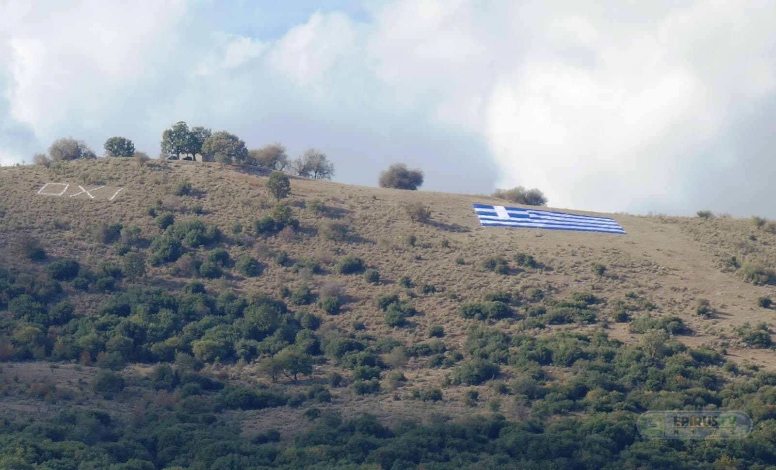 Απλώθηκε η μεγαλύτερη γαλανόλευκη ελληνική σημαία δίπλα στο ιστορικό «ΟΧΙ» 1 kkkk