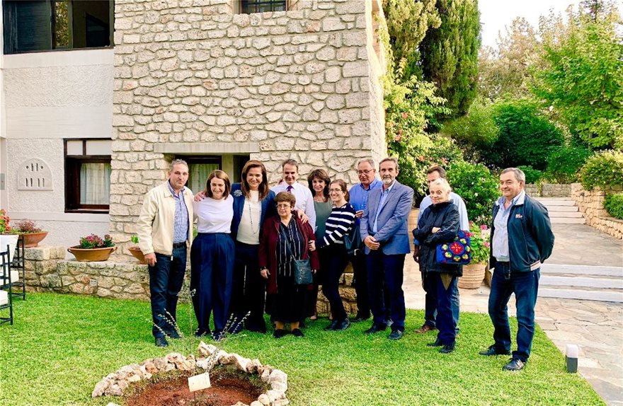 Μια αμπελιτσιά φύτεψε στη μνήμη του Κωνσταντίνου πρωθυπουργού η οικογένεια Μητσοτάκη 2 ntora-3