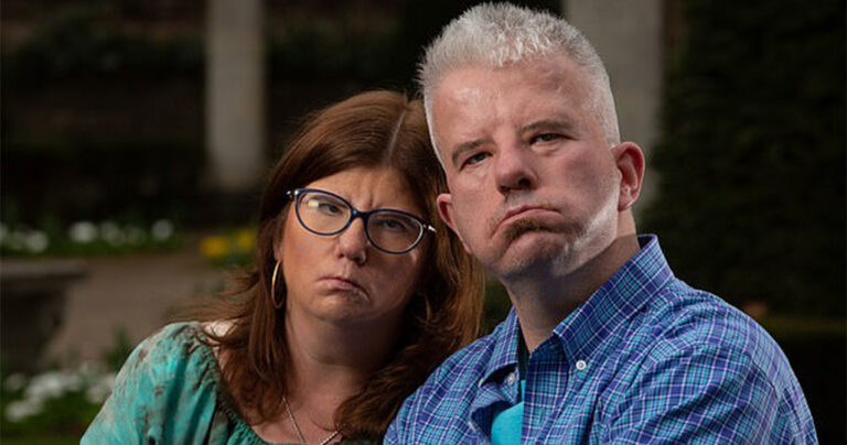 Zευγάρι που δεν μπορεί να γελάσει εξαιτίας μιας σπάνιας πάθησης παντρεύεται