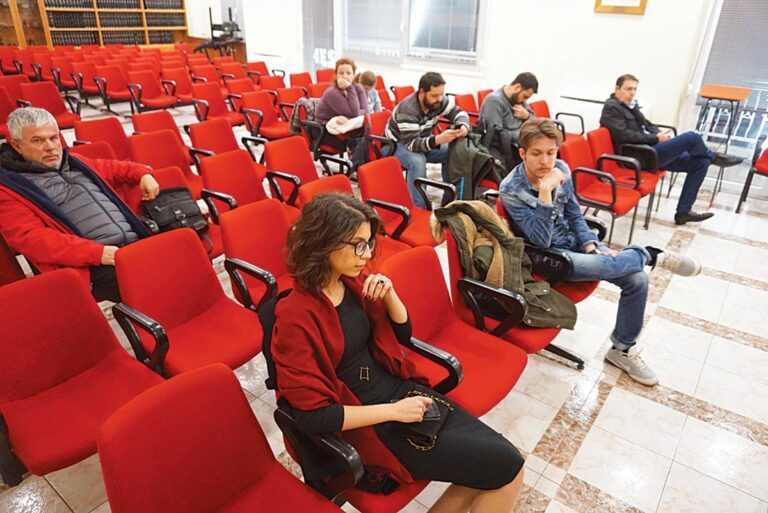 8 άτομα στην εκδήλωση της Νεολαίας ΣΥΡΙΖΑ για τη συμφωνία των Πρεσπών