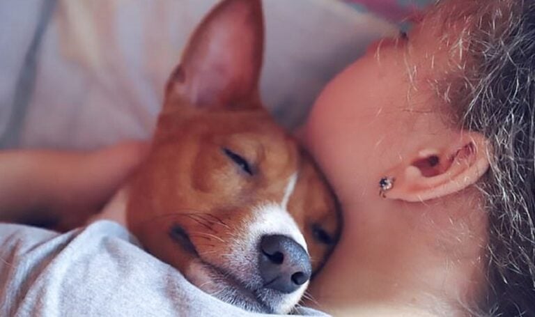 Μόνο για γυναίκες: Δεν μπορείτε να κοιμηθείτε την νύχτα; Πάρτε αγκαλιά έναν σκύλο λέει η επιστήμη