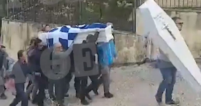 Τυλιγμένη στη γαλανόλευκη η σορός του Κωνσταντίνου Κατσίφα