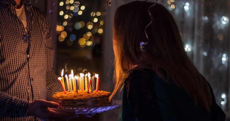 Αποκλείεται να το γνωρίζετε: Γιατί σβήνουμε κεριά στα γενέθλια;