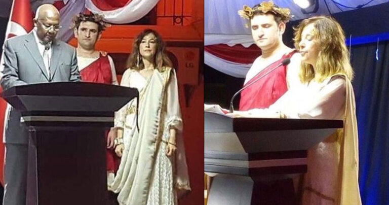 Τουρκάλα διπλωμάτης φόρεσε αρχαιοελληνική χλαμύδα και την έπαψαν από τα καθήκοντά της