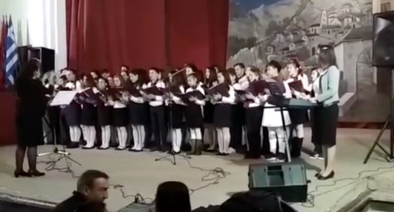 Ελληνόπουλα της Β. Ηπείρου τραγουδούν το αγαπημένο τραγούδι του Κωσταντίνου Κατσίφα