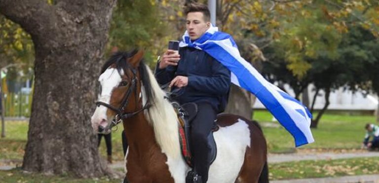 Μαθητής πηγαίνει με άλογο και το κινητό στο χέρι σε πορεία για την Μακεδονία