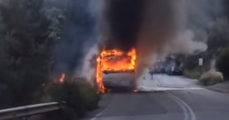 Λευκάδα: Φωτιά σε λεωφορείο του ΚΤΕΛ την ώρα που εκτελούσε δρομολόγιο