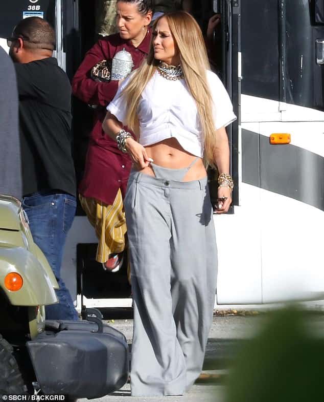 6257384 6395537 off the bus from the moment she stepped off her bus jlo looked s a 59 1542349350054