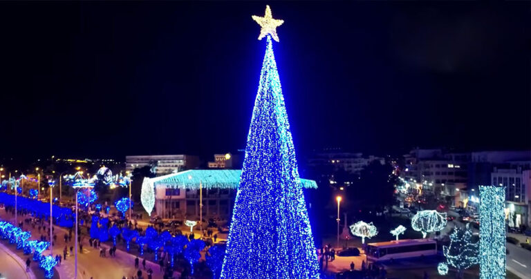 Ο Βόλος φέτος έχει το ψηλότερο χριστουγεννιάτικο δέντρο στην Ελλάδα με 1 εκατομμύριο λαμπιόνια