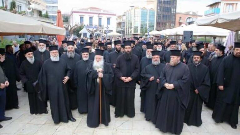 Μεταβιβάζουν την πληρωμή των κληρικών στην Έκκλησία για να προσλάβουν 10.000 νέους δημοσίους υπαλλήλους