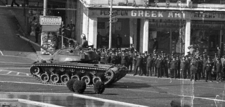 Πολυτεχνείο 1973: Αδημοσίευτες φωτογραφίες από την ηρωική νύχτα των φοιτητών