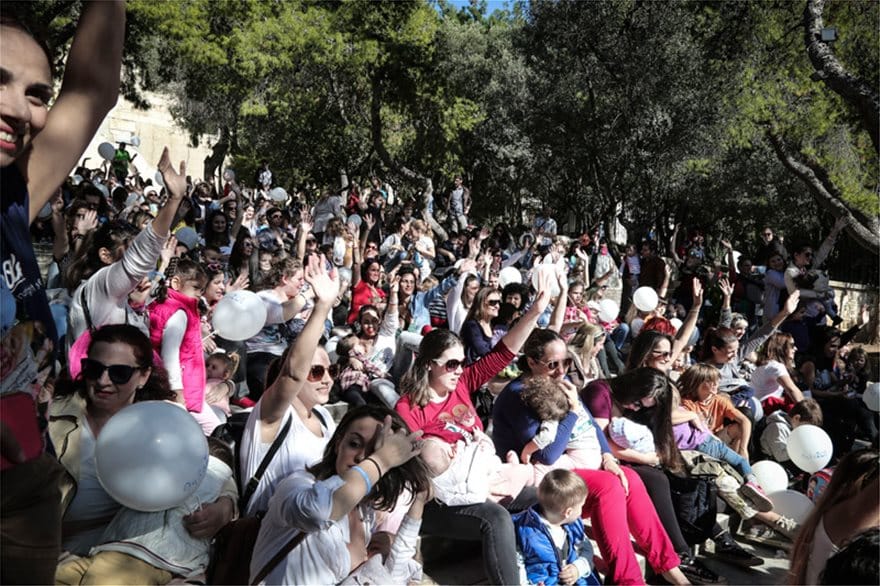 Εκατοντάδες Ελληνίδες θήλασαν χτες δημοσία στις μεγάλες πόλεις της Ελλάδας 1 athina_thilasmos