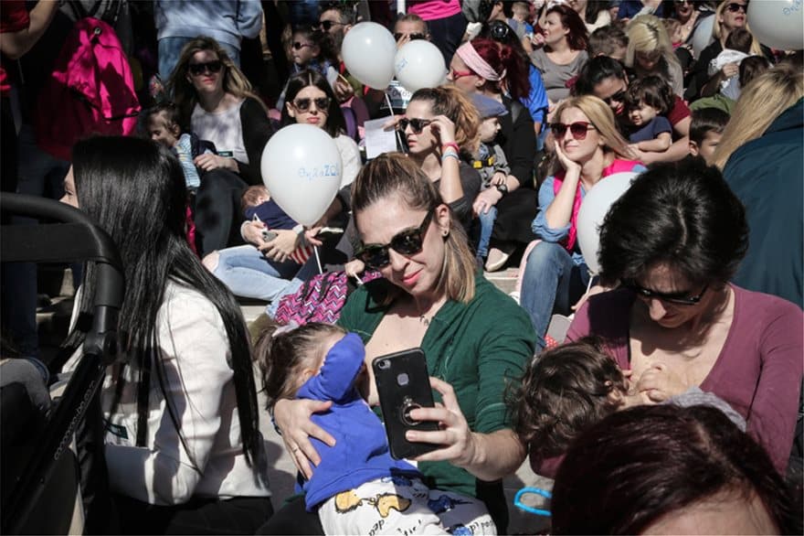 Εκατοντάδες Ελληνίδες θήλασαν χτες δημοσία στις μεγάλες πόλεις της Ελλάδας 2 athina_thilasmos_2