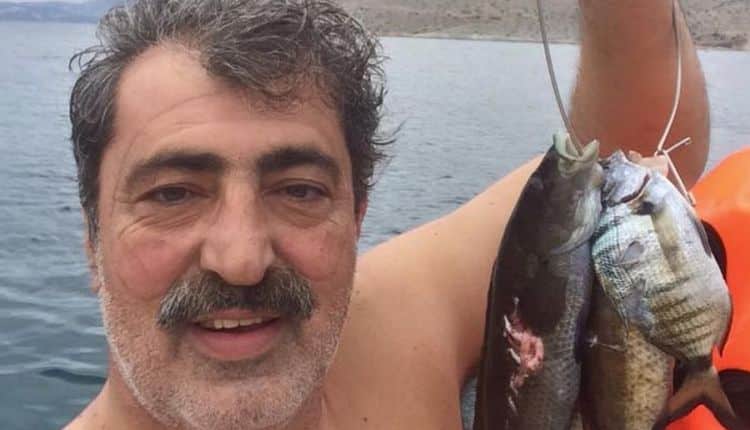 Τι κι αν έπιασε κρύο, ο Πολάκης συνεχίζει ακάθεκτος το ψαροντούφεκο