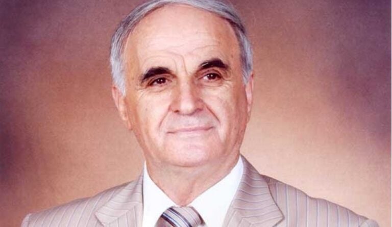 Σάββας Σιάτρας: «Σήκω Κωστάκη γιε μου από τη γη κι από το μαύρο χώμα, λεβέντη Κώστα μου» λέει το μοιρολόι