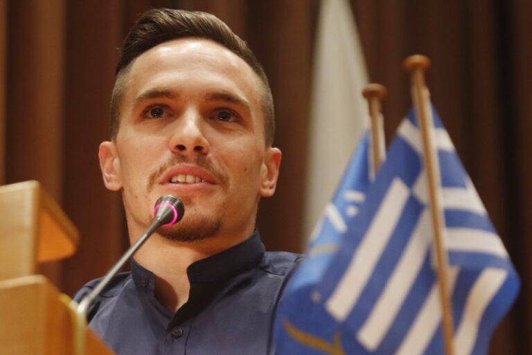 Πετρούνιας: «Η ελληνική σημαία δεν είναι πανί»