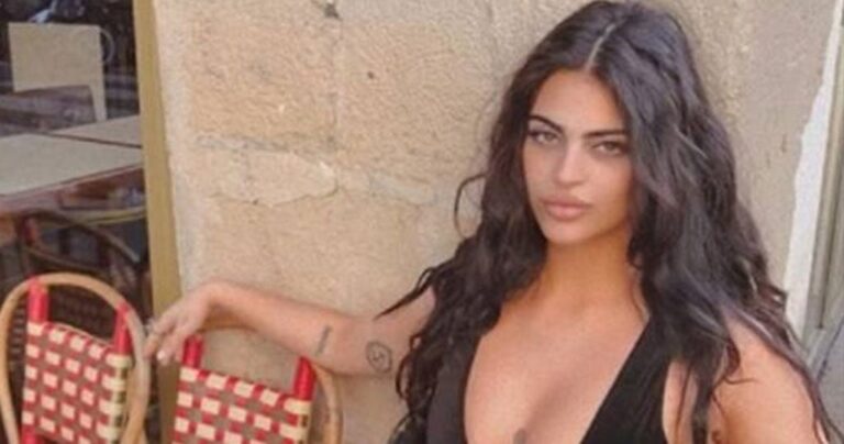 Σeξι blogger καταγγέλλει ότι δεν την άφησαν να μπει στο Λούβρο για το αποκαλυπτικό φόρεμά της