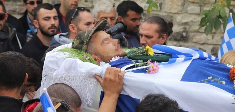 Με ανοιχτό το φέρετρο κηδεύεται ο Κ. Κατσίφας – Το χαμόγελο του προκαλεί δέος