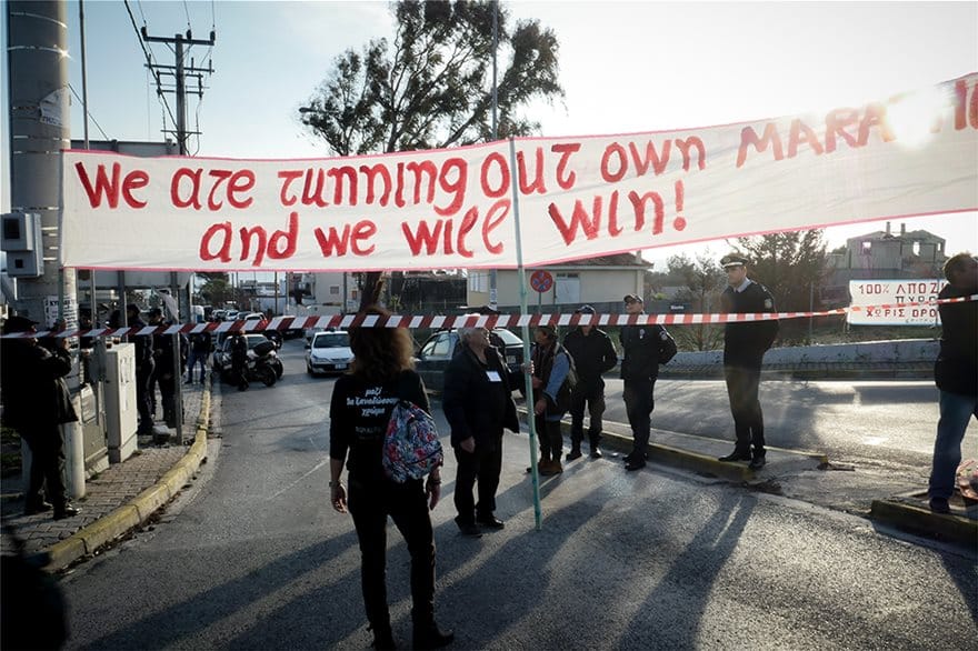 Μαραθωνοδρόμοι πέρασαν χειροκροτώντας μπροστά από τους πυρόπληκτους στο Μάτι 6 diamartyria02