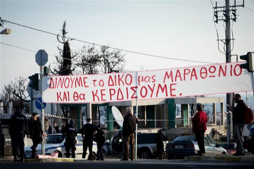 Μαραθωνοδρόμοι πέρασαν χειροκροτώντας μπροστά από τους πυρόπληκτους στο Μάτι 7 diamartyria03
