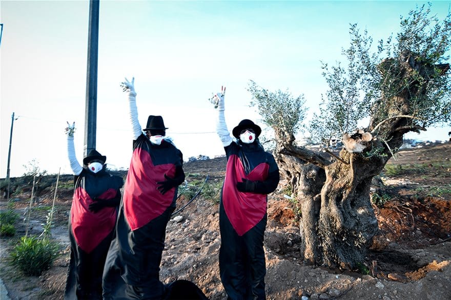 Μαραθωνοδρόμοι πέρασαν χειροκροτώντας μπροστά από τους πυρόπληκτους στο Μάτι 8 diamartyria04