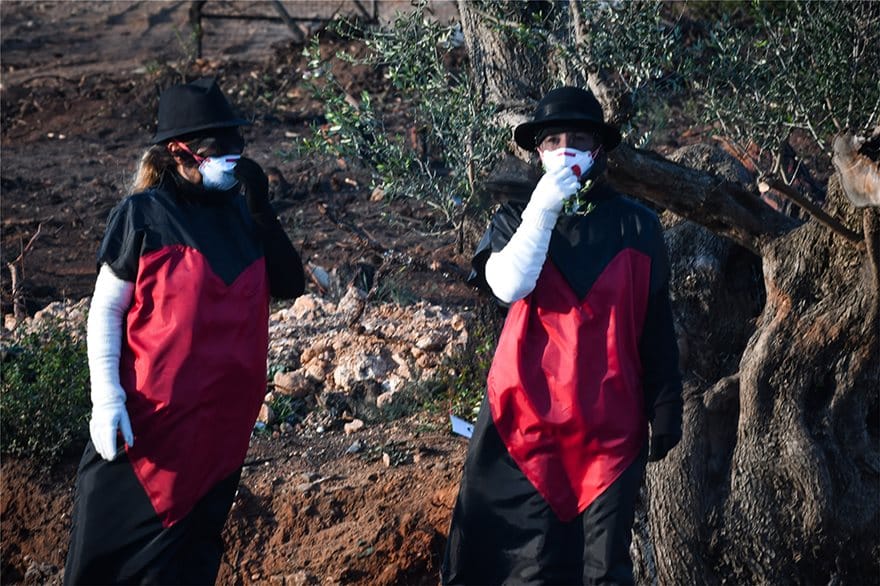 Μαραθωνοδρόμοι πέρασαν χειροκροτώντας μπροστά από τους πυρόπληκτους στο Μάτι 10 diamartyria05