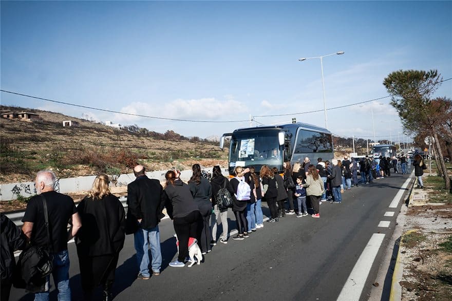 Μαραθωνοδρόμοι πέρασαν χειροκροτώντας μπροστά από τους πυρόπληκτους στο Μάτι 4 diamartyria07