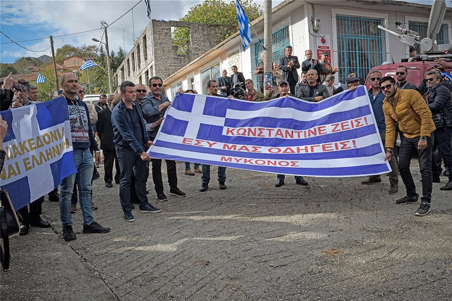 Κηδεία Κατσίφα: Πλημμύρισαν με ελληνικές σημαίες οι Βουλιαράτες 2 kosmos02