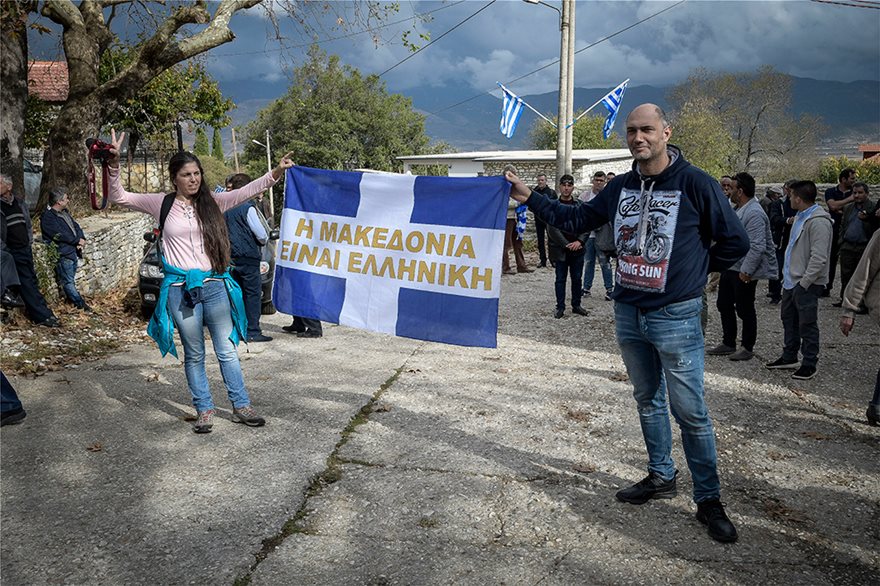 Κηδεία Κατσίφα: Πλημμύρισαν με ελληνικές σημαίες οι Βουλιαράτες 3 kosmos03