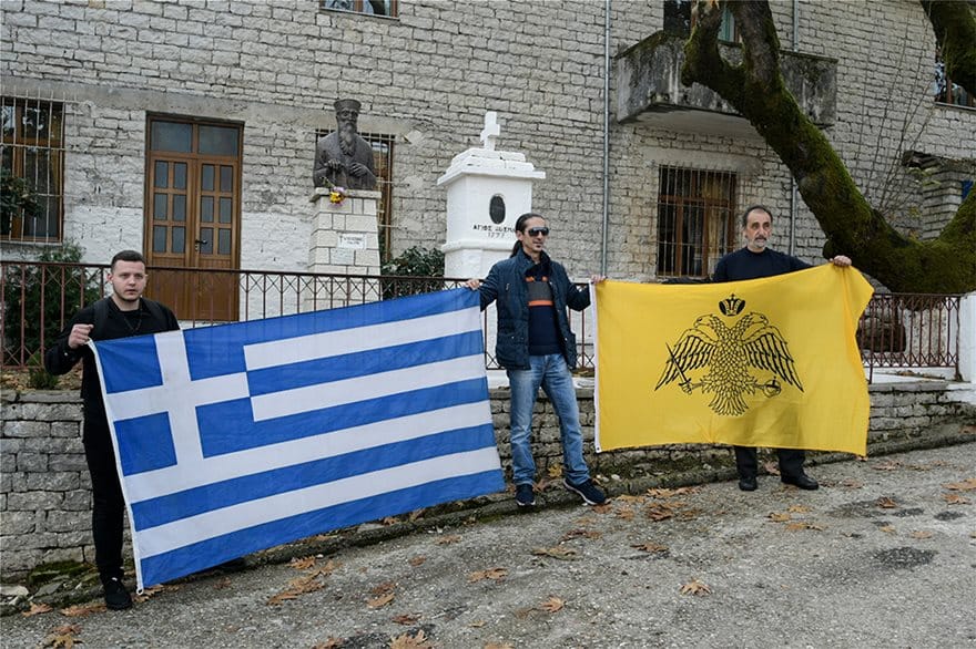Κηδεία Κατσίφα: Πλημμύρισαν με ελληνικές σημαίες οι Βουλιαράτες 4 kosmos04