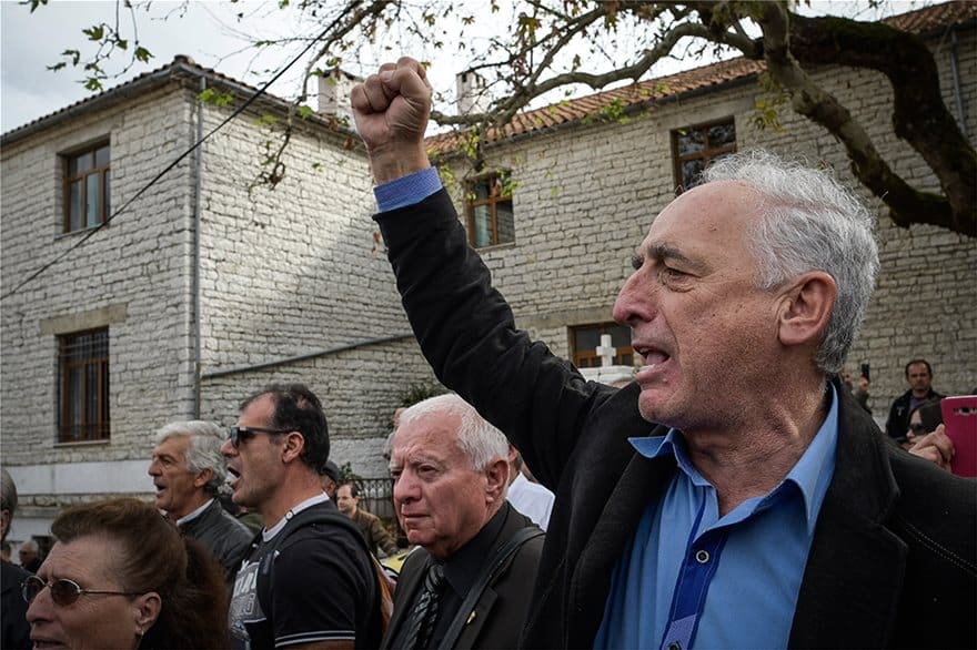 Κηδεία Κατσίφα: Πλημμύρισαν με ελληνικές σημαίες οι Βουλιαράτες 6 kosmos05